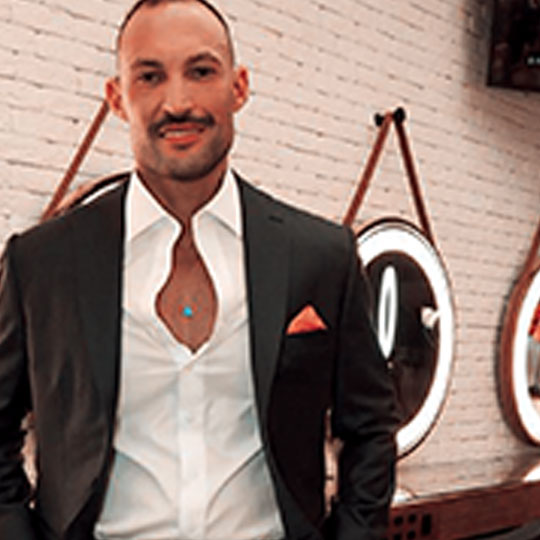 Romeu Felipe inaugura salão Rom.Concept com móveis Van De Velde